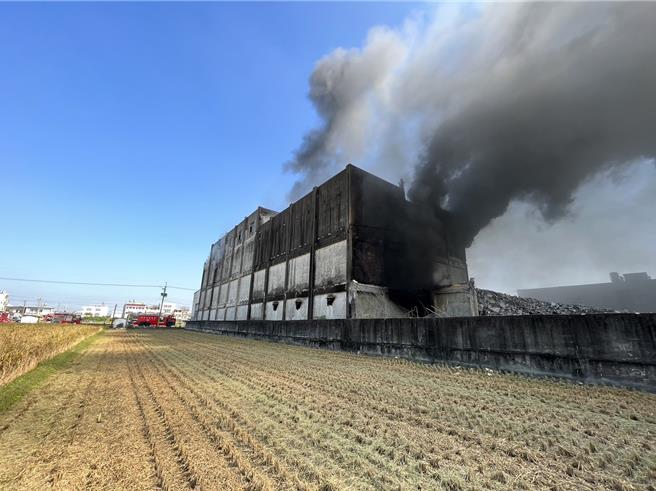 彰化县溪湖镇田中里１处已经停业的废弃工厂，今天上午正在进行拆除作业，不料疑似工人在使用机具切割工程时，产生的「火星」喷溅到一旁存放的大量泡棉，造成厂商燃烧。（民眾提供／吴建辉彰化传真）