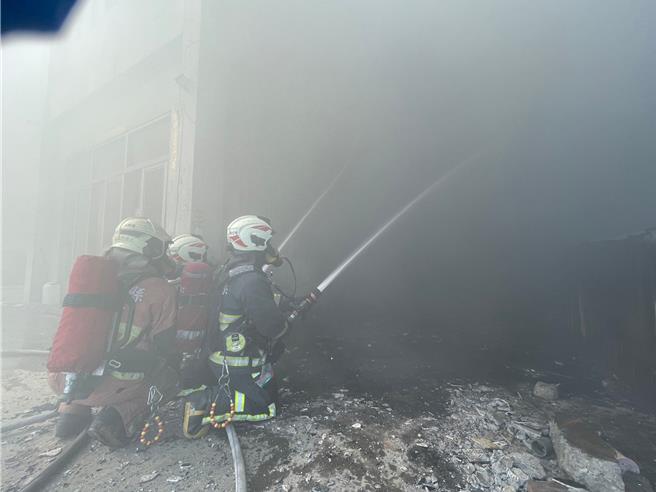 大量浓烟直窜天际，警消表示，火势大约1个小时获得控制，仅1名工人受伤，自行送医无大碍，详细的起火原因仍有待调查厘清。（民眾提供／吴建辉彰化传真）