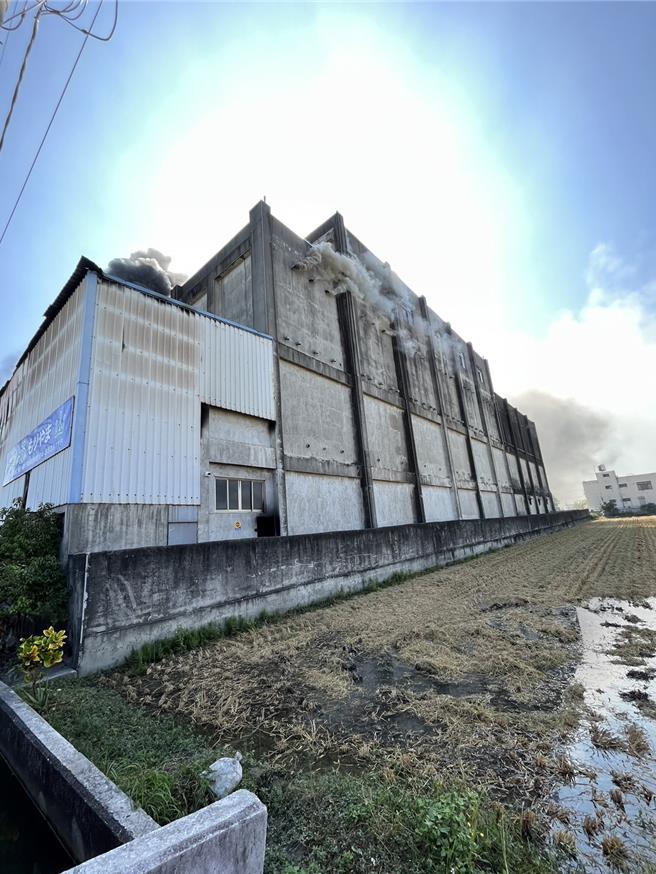　所幸这起火警没有造成严重伤亡，仅有现场1名在拆除的陈姓工人受伤，由同事协助自行开车送医，经检查后并无大碍。（民眾提供／吴建辉彰化传真）