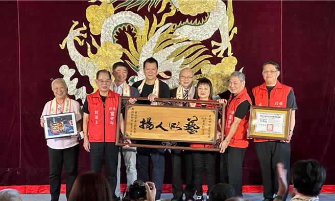 台北市文化局長蔡詩萍（左四）4日授證台北靈安社「無形文化資產」，表彰台北靈安社長期傳承珍貴文化資產的貢獻。（丁上程攝）