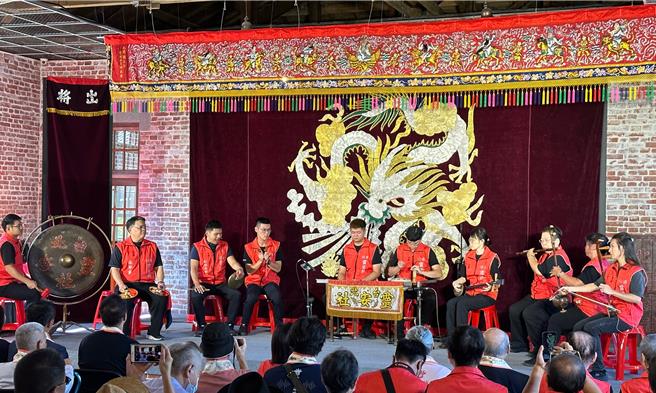 台北靈安社4日接受台北市文化局授證「無形文化資產」表彰，並於活動中表演傳統北管戲曲。（丁上程攝）