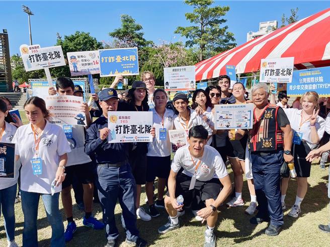 北市保大员警至原住民族运动会，与民眾进行识诈宣导。（翻摄照片／林郁平台北传真）