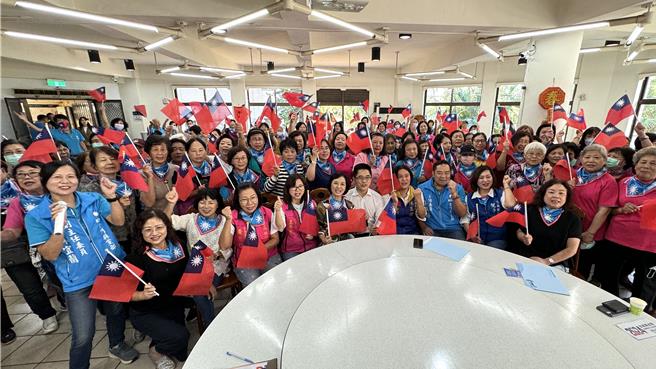國民黨總統立委選舉金門縣婦女後援會今在救國團舉行成立大會，為侯友宜及尋求3連霸的立委陳玉珍加油打氣。(于家麒攝)