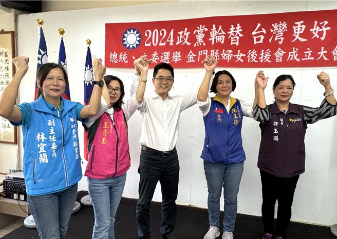 國民黨中央黨部秘書長黃健庭(中)今特別搭機飛抵金門，為侯友宜及尋求3連霸的金門籍立委陳玉珍(右二)加油打氣。(于家麒攝)