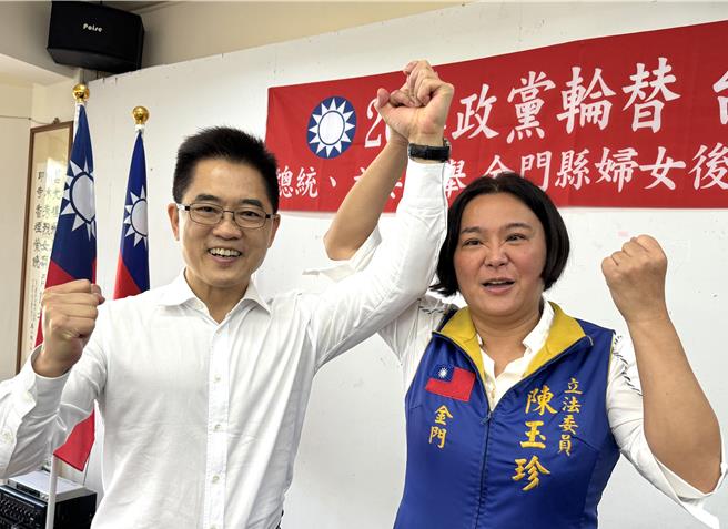 國民黨中央黨部秘書長黃健庭(左)對立委陳玉珍(左)的選情非常有信心，要她為該黨打贏一場深具意義的選戰。(于家麒攝)