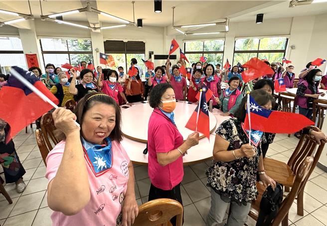 國民黨總統立委選舉金門縣婦女後援會今成立，100多位婦女代表人人手搖國旗齊力高喊「2024政黨輪替」。(于家麒攝)