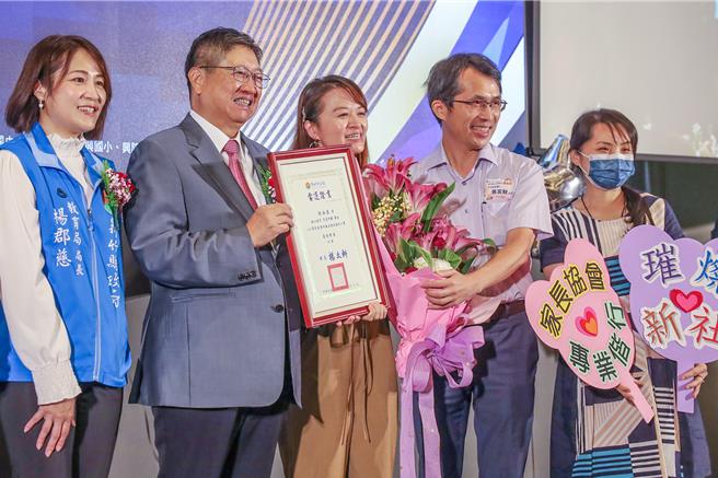 新竹縣長楊文科（左二）頒贈證書給各校家長會長，感謝各家長會無私奉獻。（羅浚濱攝）