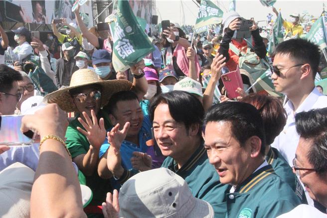 民进党总统参选人赖清德（右三）4日在仁德区成立全台第一个竞选总部，大进场时被热情民眾包围争相握手。（程炳璋摄）