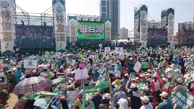 民进党总统参选人赖清德4日在仁德区成立全台第一个竞选总部，现场人山人海。（程炳璋摄）