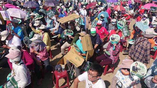 民进党总统参选人赖清德4日在仁德区成立全台第一个竞选总部，支持者受不了艳阳曝晒，拿出纸箱遮阳。（程炳璋摄）