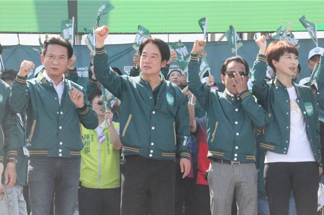 民进党总统参选人赖清德4日在仁德区成立全台第一个竞选总部，赖清德 （右三）在台上高举右手向群眾拉票寻求支持。（程炳璋摄）