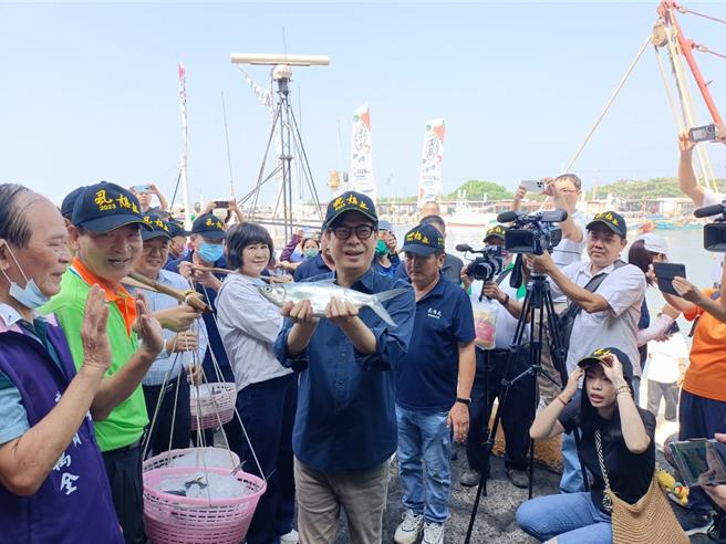 大海開吃「2023彌陀港虱目魚文化節」活動以大船滿載虱目魚進港揭開序幕，市長陳其邁也參與入港卸魚儀式，象徵漁獲豐收。（林雅惠攝）