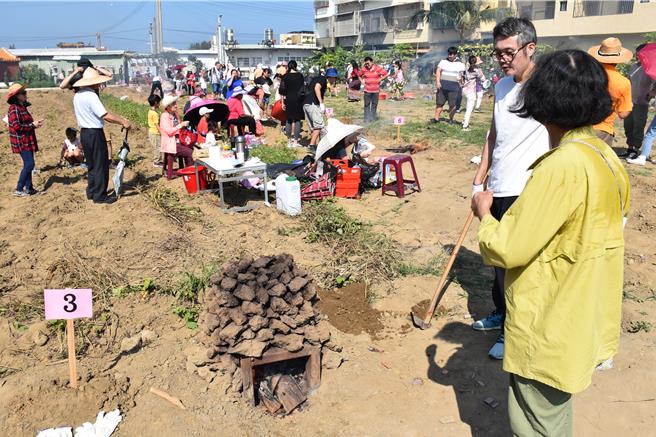 苗栗縣政府歡慶移民節邀新住民同聚後龍鎮溪洲社區田間焢窯。（謝明俊攝）