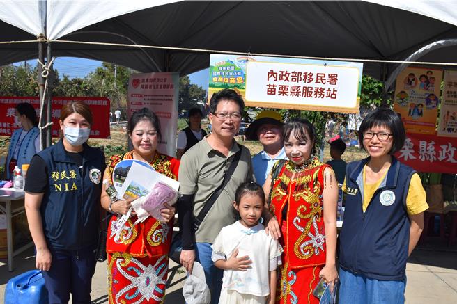 苗栗縣政府歡慶移民節邀新住民同聚後龍鎮溪洲社區田間焢窯，移民署苗栗縣服務站到場與新住民歡度移民節。（謝明俊攝）