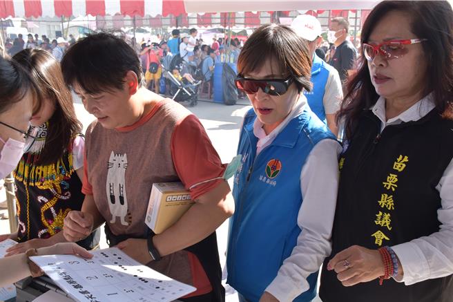 苗栗縣政府歡慶移民節邀新住民同聚後龍鎮溪洲社區田間焢窯，苗栗縣副縣長鄧桂菊、縣議員鄭碧玉到場與新住民同樂。（謝明俊攝）