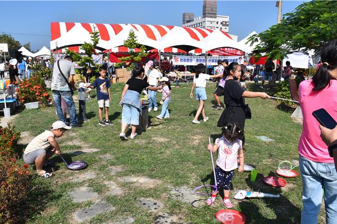 苗栗縣政府歡慶移民節邀新住民同聚後龍鎮溪洲社區田間焢窯，安排泡泡樂供幼兒們玩樂。（謝明俊攝）