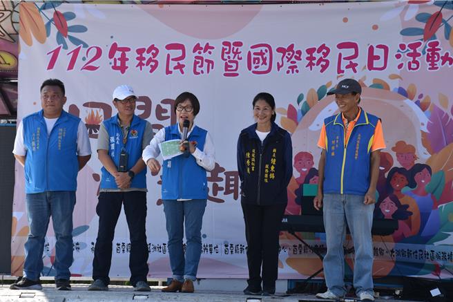 苗栗縣政府歡慶移民節邀新住民同聚後龍鎮溪洲社區田間焢窯，苗栗縣副縣長鄧桂菊到場致意。（謝明俊攝）