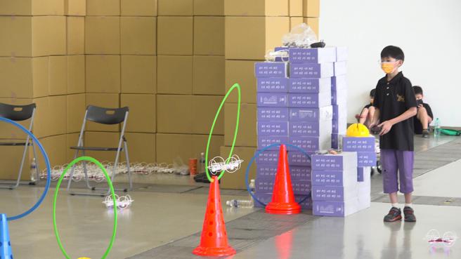 小學生正專心練習無人機競賽。（賴君欣攝）