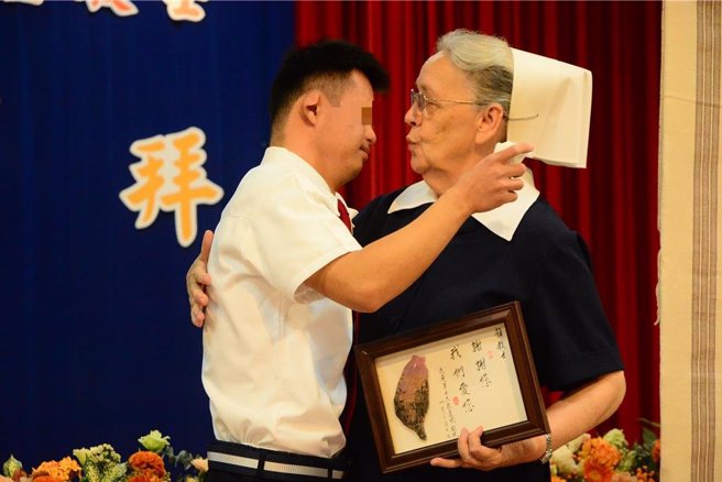 毕士大教养院董事长顾美玲宣教士退休，返回德国，孩子们都来送别，不断拭泪。（王志伟摄）