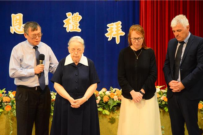毕士大教养院董事长顾美玲（左二）宣教士退休，由吴悯文宣教士接任（右二），与宣教士一起按手祷告。（王志伟摄）