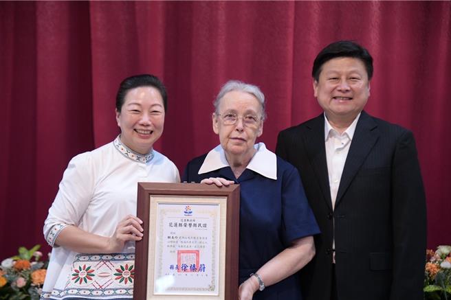 花莲县长徐榛蔚（左）颁发荣誉县民证，感谢顾美玲宣教士的奉献，立委傅昆萁给予祝福。（花莲县府提供／王志伟花莲传真）