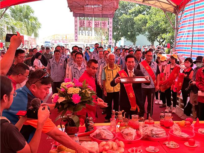 每12年舉辦一次的金門后湖海醮今年再次登場，包括縣長陳福海(中)等軍政各界都到場祭拜，祈佑風調雨順、國泰民安。(于家麒攝)