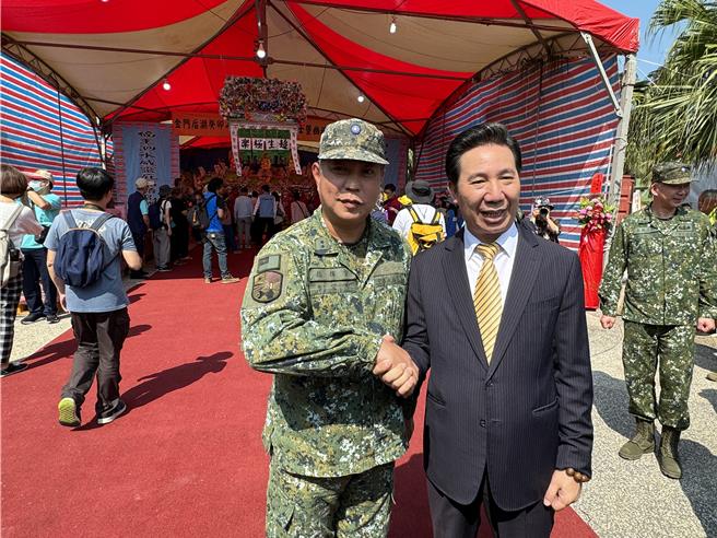 后湖海醮被文化部列為金門「無形文化資產」，縣長陳福海(右)與金防部指揮官李定中(左)今日都率所屬到場祭拜。(于家麒攝)