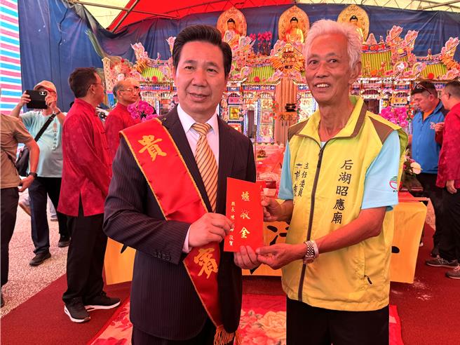 金門縣長陳福海(左)致贈爐敬金予廟方，祈佑風調雨順、國泰民安。(于家麒攝)