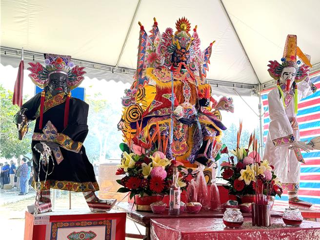 海醮祭典現場並搭棚陳列各式糊紙神像，包括大士爺及范、謝二將軍等共17尊。(于家麒攝)