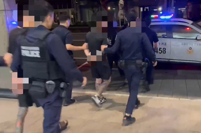 警方调查指出，昨3日凌晨时分经由脸书社团粉专「我是芦洲人」发现中兴街发生一起持刀追车滋事案，随后于1小时内在三重区将犯嫌带回。（图 / 刘咏韵翻摄）