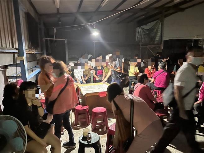 高雄市警方昨日晚间破获一起职业赌场，现场查获赌场主持人46岁吴姓男子、54岁林姓司机、31岁把风许姓男子等工作人员及赌客等共78人，并查扣抽头金2万200元、赌资15万200元、纸质天九牌1副、夹子1批、橡皮筋1批、骰子1批、计时器1个、押宝盒1个等，全案依赌博罪及违反社会秩序维护法移送侦办。（高雄市警方提供／林雅惠传真）