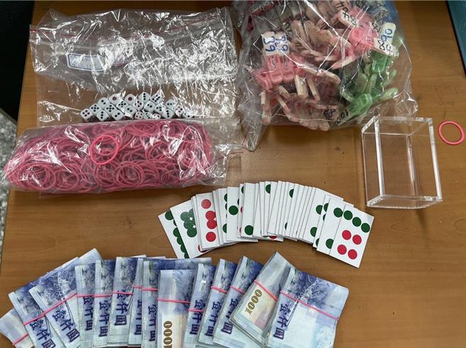 高雄市警方昨日晚间破获一起职业赌场，现场查获赌场主持人46岁吴姓男子、54岁林姓司机、31岁把风许姓男子等工作人员及赌客等共78人，并查扣抽头金2万200元、赌资15万200元、纸质天九牌1副、夹子1批、橡皮筋1批、骰子1批、计时器1个、押宝盒1个等，全案依赌博罪及违反社会秩序维护法移送侦办。（高雄市警方提供／林雅惠传真）