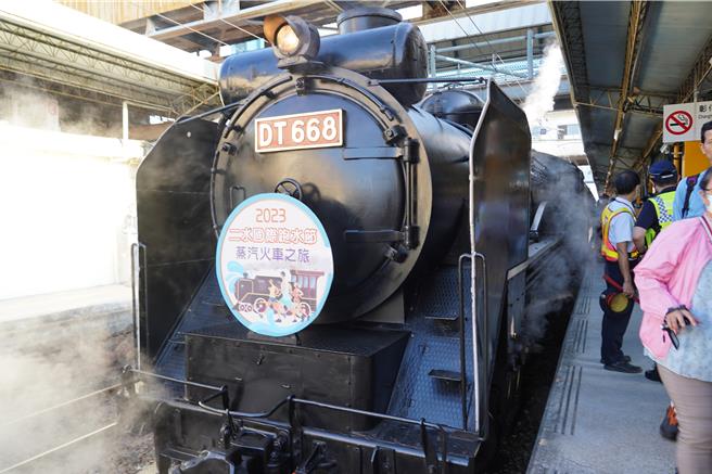 二水國際跑水節4日熱鬧登場，由DT668蒸汽老火車頭帶領各地遊客從彰化火車站出發到二水鄉遊玩，為活動拉開序幕。（参山處提供／吳建輝彰化傳真）