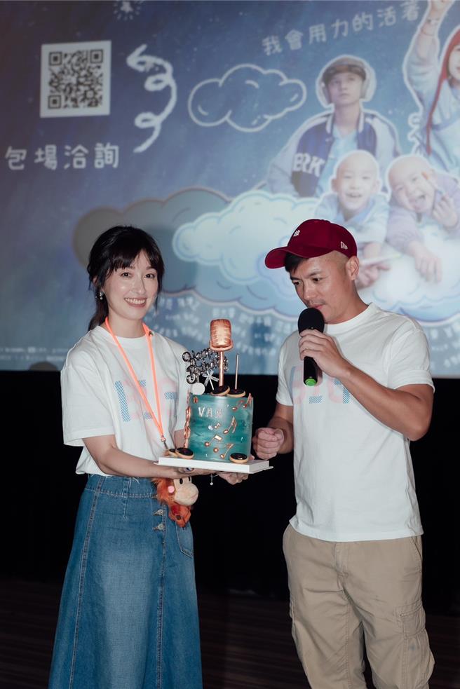 田中千绘（左）、范逸臣以音符、麦克风造型的蛋糕一同庆生。（米仓影业提供）