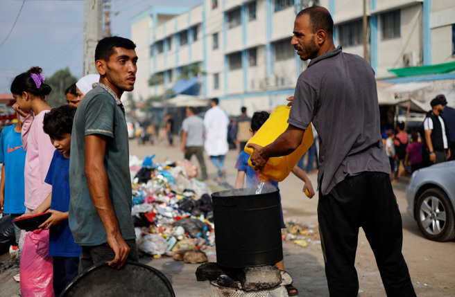 负责加萨巴勒斯坦难民救济事务的联合国官员表示：加萨人一天仅两张麵饼充飢，缺水更迫切。（图/路透社）

