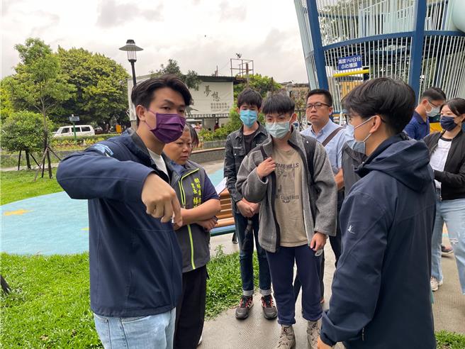 新北市議員呂家愷表示，曾接獲民眾及里長陳情，樹林區彭福親子公園沒有公廁使用，導致行動不便的長者想上廁所，還得去隔壁圖書館四樓。（呂家愷辦公室提供／劉瑋晴新北傳真）