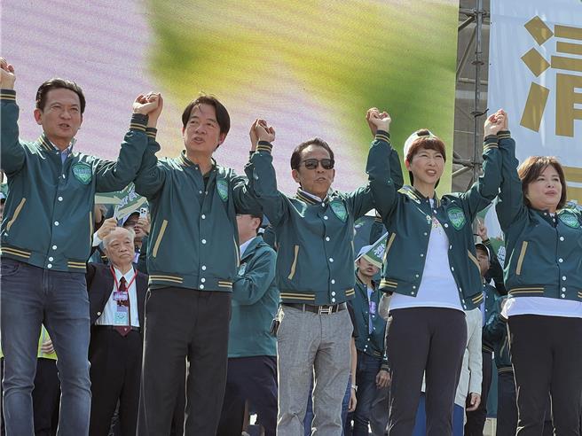 民进党总统参选人赖清德4日在台南市成立全台第一个总统、立委联合竞选总部，现场涌入2万多名支持者，气氛十分热烈。（洪荣志摄）