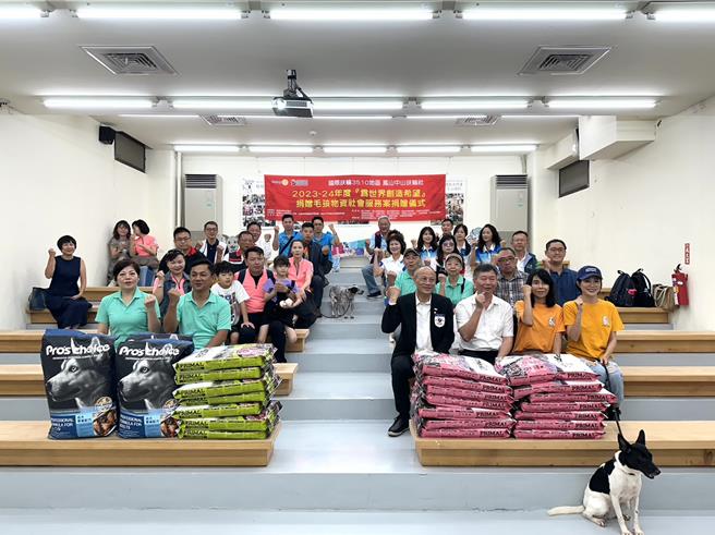 国际扶轮社协助高市府建构友善动物环境，今天于高雄市燕巢动物保护关爱园区举办「为世界创造希望」捐赠活动，，希望抛砖引玉，未来能有更多民间力量来协助提升民间动物收容所环境。（高雄市动保处提供／林雅惠传真）