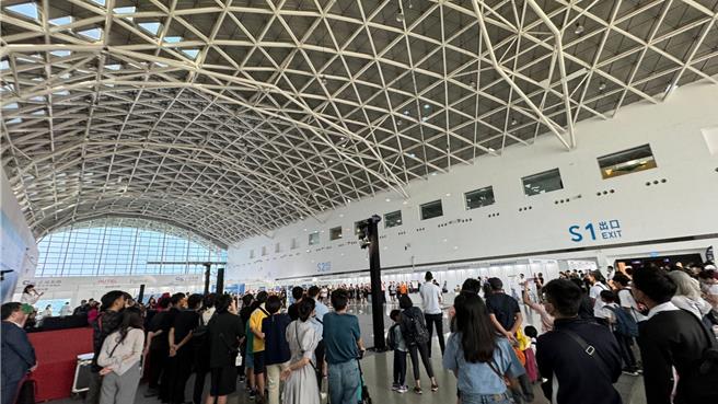 開幕式特別以數十台無人機群飛排列成船錨、高雄展覽館等圖形，呈現海洋首都印象。（柯宗緯攝）