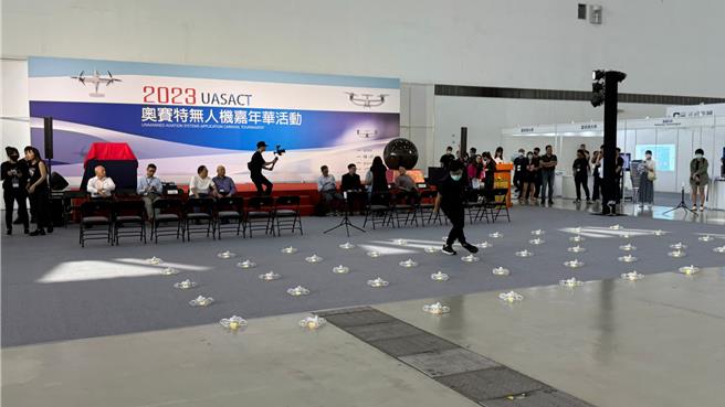 無人機秀展出前，工作人員再三確認及調整狀態。（柯宗緯攝）