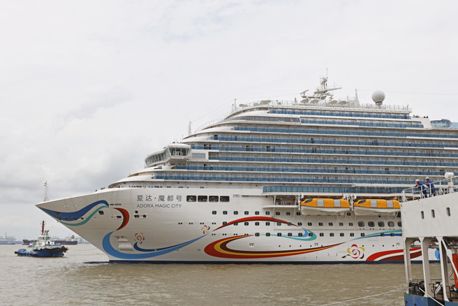 中国大陆首制大型邮轮「爱达·魔都号」在多艘拖轮的牵引下，靠泊于中国船舶集团有限公司旗下上海外高桥造船有限公司4号码头。（中新社照片）