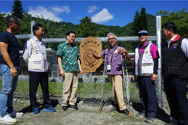 花莲县红叶福利鸡蛋生产合作社4日举行共有鸡舍开幕活动，原住民族委员会主委夷将．拔路儿（左3）、万荣乡长梁光明（左2）、县议员简智隆（左1）、合作社理事主席林荣辉（右3）等人到场参与，走访鸡舍了解以善饲养环境。（王志伟摄）