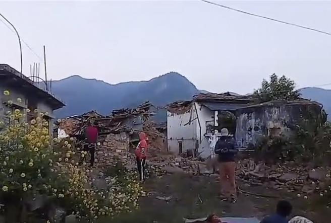 尼泊爾西部3日深夜震災至今已傳出128死亡，大陸官方4日表示，願根據尼泊爾政府和災民需要提供緊急人道主義援助。（圖／美聯社）