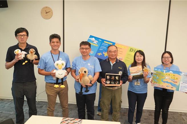 桃园冬季赏鸟节活动开跑，环保局与市立图书馆合作办理「跟着小唐去桃海」系列活动，带领民眾认识桃园海岸的候鸟及潮间带生物。（桃园市环保局提供／陈梦茹桃园传真）