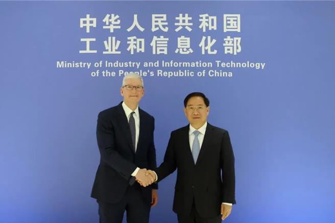 大陆工业和信息化部部长金壮龙指前三季大陆工业经济呈回升向好态势。图为金壮龙日前会见苹果执行长库克。（工信徵信）