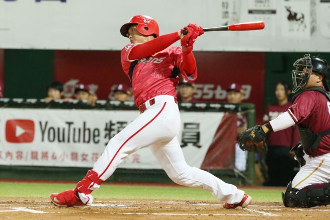 味全龙刘基鸿在台湾大赛首战，首打席就敲出2分炮。（杜宜谙摄）