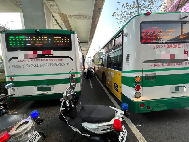 女骑士的机车卡在2辆公车之间。（警方提供）