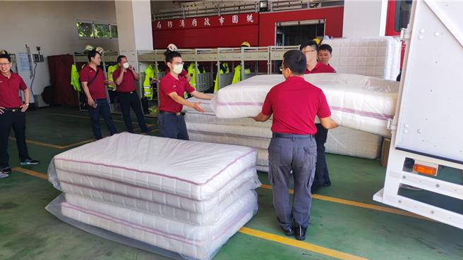 床垫大厂「眠豆腐」4日捐赠37套床垫、枕头等寝具给茄苳消防队。（茄苳消防分队提供／陈梦茹桃园传真）