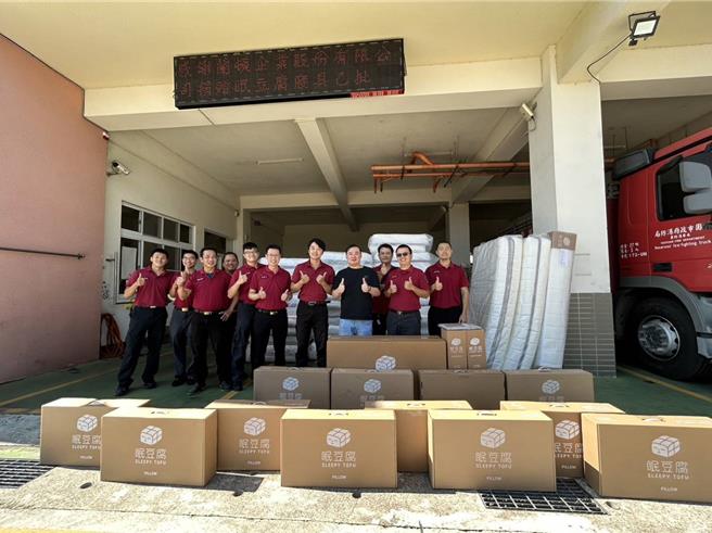 床垫大厂「眠豆腐」4日捐赠37套床垫、枕头等寝具给茄苳消防队。（茄苳消防分队提供／陈梦茹桃园传真）
