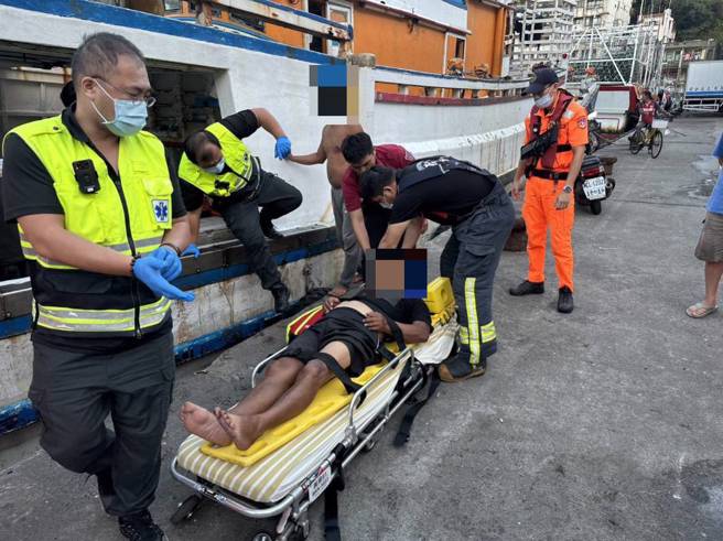 大船撞小船！野柳渔港「1船沈没」，55岁男子落海。(叶庭欣/翻摄)
